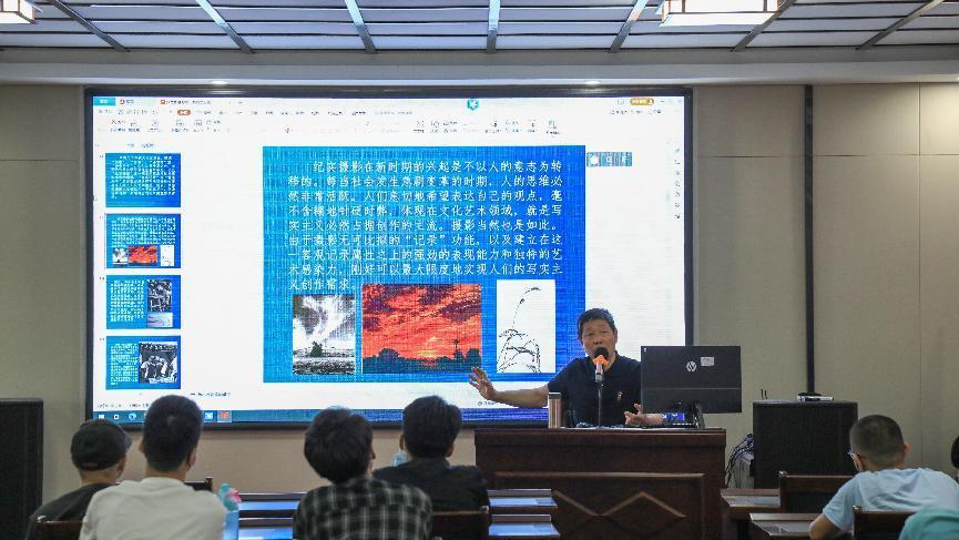 艺术与传媒学院|罗立国教授做题为《探寻摄影表象背后的本质 》的讲座